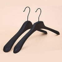 Cintres en plastique noirs durables et personnalisables pour adultes, sans trace, antidérapants, pour magasins de vêtements, avec réduction en gros