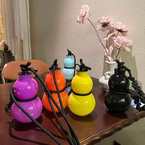 Nouveauté Bouteille d'eau portable en forme de <span class=keywords><strong>gourde</strong></span>, capacité de 700ml, lavable à la main, porte ovale multicolore en PVC avec couvercle de boisson à la mode - Product Image 4