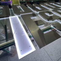 Enseigne extérieure 3D lumineuse personnalisée en laiton brossé, lettres en acier inoxydable rétroéclairées avec plaque de base en acrylique