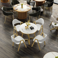 Design moderne 1 table à manger en bois avec 4 chaises de loisirs en cuir pour l'hôtel, le restaurant, le café et la réception.
