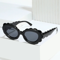 Nouveautés 2025 Lunettes de soleil rectangulaires en plastique tendance UV 400 Enfants Styles mignons en forme de cœur Logo personnalisé Lunettes de soleil pour filles et garçons