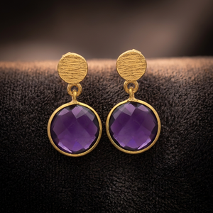 Boucles d'oreilles pendantes en améthyste violette hydro-facettée, plaqué or texturé sur argent sterling, bijoux de mode élégants et tendance, vente en gros - Product Image 3