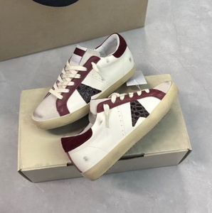 Zapatillas Deportivas Casuales Unisex con Suela Plana y Comodidad, Diseño Vintage Lavado y Desgastado, Parte Superior con Textura de Piel de Cocodrilo, Parche de Estrella, Combinación de Colores Borgoña - Product Image 5