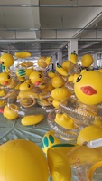 Tube gonflable de piscine en PVC avec flotteurs d'eau de canard jaune transparent clair et jouets d'anneaux