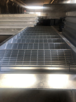 Escalier de secours préfabriqué, escalier extérieur en métal galvanisé avec plateforme et garde-corps de sécurité pour bâtiments