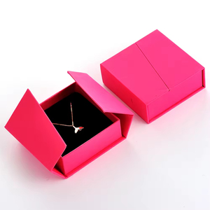Caja de Joyería Magnética de Cartón con Logotipo Personalizado de Lujo GLAMPKG, con Doble Puerta Abatible e Inserto de Espuma para Collares y Anillos - Product Image 3