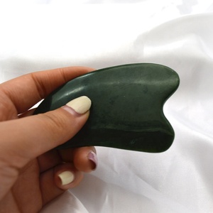 Nephrite Gua Sha Stone Tabla de raspado facial <span class=keywords><strong>Guasha</strong></span> Therapy SPA Masaje Verde oscuro Nephrite <span class=keywords><strong>Guasha</strong></span> para cuello y espalda - Product Image 5