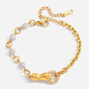 Pulsera de perlas de agua dulce con cadena de oro y detalles de cristal para mujer, joyería para uso diario. - Product Image 1