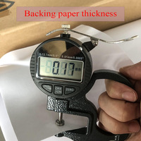 Fabricant de rouleaux d'autocollants en papier vinyle brillant Film vinyle autocollant PVC éco-solvant imprimable SAV pour acrylique à bas prix