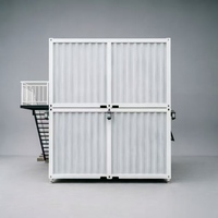 Maison conteneur détachable blanche à double niveau avec façade vitrée et escalier métallique pour espace de bureau commercial