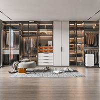 Système de dressing intégré moderne sur mesure avec miroir de coiffeuse et table de maquillage, grand rangement pour chambre à coucher, idéal pour hôtel