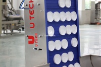 Machine automatique de pose de joints d'étanchéité pour bouchons à large ouverture de bouteilles en plastique et bidons en aluminium à double couche