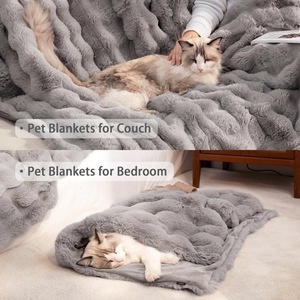Couverture pour animaux de compagnie double face grise 21x18 pouces et 39x30 pouces en fausse fourrure douce et moelleuse pour chats et chiens, utilisation en intérieur - Product Image 2