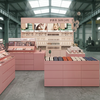 Support mural d'affichage cosmétique rose personnalisé avec éclairage LED, écologique, pour centre commercial, magasin de parfums et vitrine de maquillage