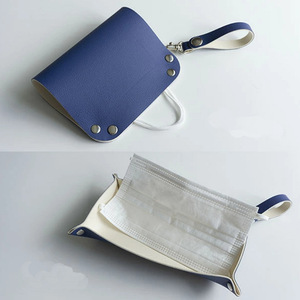 Bolsa de almacenamiento de mascarillas de cuero estilo japonés y coreano, clip para mascarillas de PU, funda de cuero, caja de almacenamiento de mascarillas portátil con llavero, estuche para mascarillas. - Product Image 1