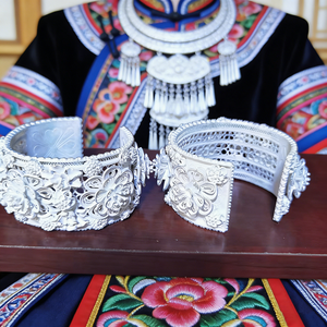 Bracelet manchette large en filigrane d'argent Miao fait main - Bracelet ethnique gravé à motifs floraux - Product Image 5