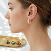 Boucles d'oreilles créoles Huggie plaquées or 18 carats avec zircone cubique et fil pavé coloré pour fêtes et mariages