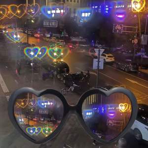 بيع بالجملة نظارات شمسية موشور ثلاثية الأبعاد للفتيات نظارات حسم القلب مع إطار كمبيوتر أحمر وأبيض للحفلات وعيد الميلاد - Product Image 3