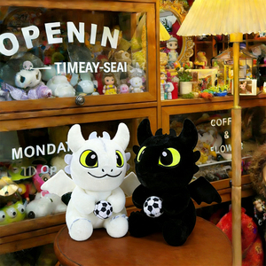 Peluche <span class=keywords><strong>Dragon</strong></span> Sans Dents <span class=keywords><strong>Noir</strong></span> <span class=keywords><strong>et</strong></span> <span class=keywords><strong>Blanc</strong></span>, Design Vivant, Tenant un Ballon de Football, Jouet en Peluche Mignon, Vente Chaude - Product Image 1