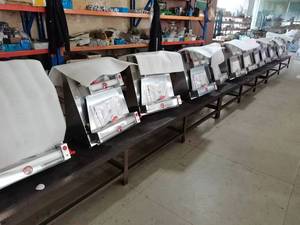 Esquiladora de masa de pizza automática eléctrica de China, esquiladora de masa industrial máquina de fabricación de base de pizza rodillo de masa usado - Product Image 5