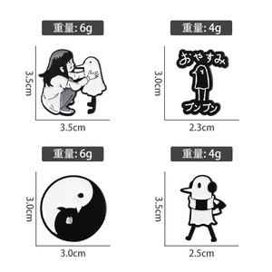 Pin de metal de dibujos animados en blanco y negro, creativo y sencillo, con diseño de hombre de Buenas Noches con auriculares, para ropa y como recuerdo. - Product Image 2