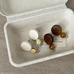 Vente en gros de bijoux de boucles d'oreilles luxueux avancés en pierre naturelle d'acier inoxydable de haute qualité - Product Image 4