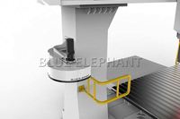 Centre d'usinage CNC 5 axes entièrement automatique avec vis à billes pour métaux et bois au Pérou