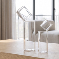 Vase à fleurs en verre borosilicate soufflé à la main, cylindrique et droit, avec coupelle inclinée intégrée, centre de table sculptural minimaliste pour la décoration d'hôtel
