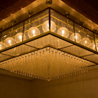 Lustre rectangulaire moderne de luxe en cristal avec globes en verre pour hôtel, restaurant et hall d'entrée