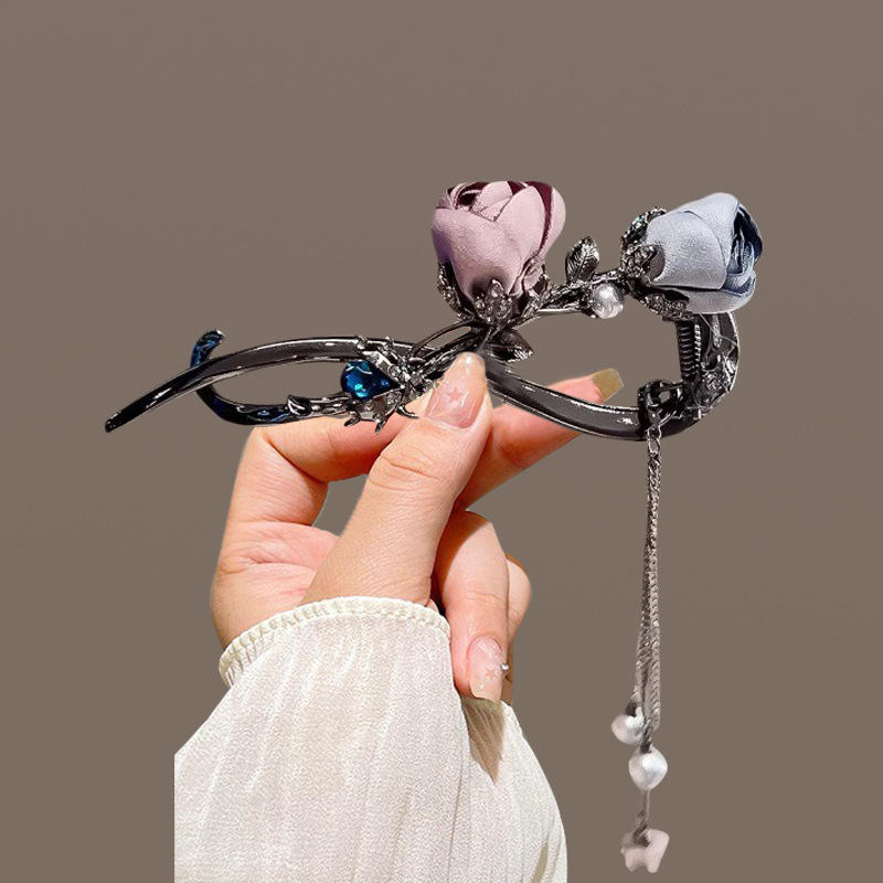 Double rose twist clip