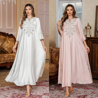 Abaya Modeste pour Femmes Musulmanes, Robe Longue Brodée Florale et Ornée de Cristaux, Silhouette Évasée avec Traîne Chapelle, Idéale pour l'Aïd/Ramadan