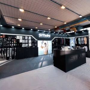 Stand d'exposition et vitrine de marque pour salon professionnel de vêtements 3x9m – Stand d'exposition personnalisé de haute qualité avec étagères pour exposition - Product Image 2