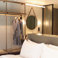 Villa de villégiature Hôtels Suites à louer Étagère multifonctionnelle Armoire ouverte Dressing Rails Colonne Placards modulaires en laiton