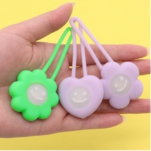 Pendentif pour chien en silicone réutilisable et durable avec lumière LED et boucle à motif solide pour la sécurité nocturne et l'utilisation en toutes saisons - Product Image 2