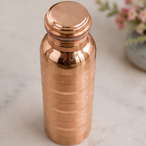 Carafe en cuivre mat de luxe Heritage Sovereign Stripes à rayures géométriques, design minimaliste anti-fuite, en cuivre pur - Product Image 1