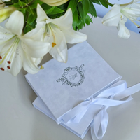 Boîtes cadeaux de luxe élégantes en velours rose pâle avec pompon fait main, pour invitations de mariage personnalisées en plexiglas doré.