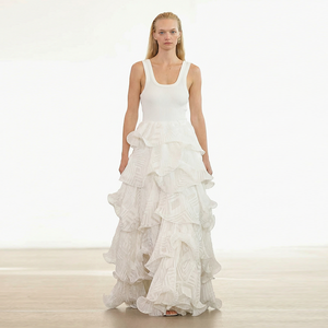 Elegante <span class=keywords><strong>Abito</strong></span> Lungo Maxi da Donna Bianco Senza Maniche con Cut-Out, Lavorazione a Costine, Balze a Strati, Ricamo in Organza e Scollo all'Americana, Personalizzabile, Lunghezza al Pavimento - Product Image 3