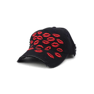 Casquette de baseball unisexe style américain à bords effilochés et franges déchirées, motif lèvres foncées, style urbain, brodée - Product Image 3