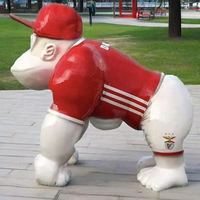 Sculpture de gorille en résine peinte à la main, conçue sur mesure pour l'art. Une collision de charme enfantin et d'art, un objet de collection d'art.