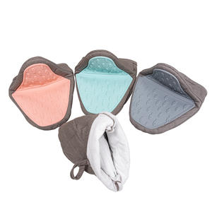 Mitaines <span class=keywords><strong>de</strong></span> <span class=keywords><strong>protection</strong></span> en silicone demi-circulaires en forme <span class=keywords><strong>de</strong></span> poisson avec double couche <span class=keywords><strong>de</strong></span> coton pour une utilisation résistante à la chaleur dans la cuisine, au micro-ondes et pour la <span class=keywords><strong>cuisson</strong></span> - Product Image 1