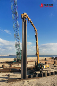 מנוע משאבת פטיש רטט מותקן על מחפר ANTENG V-550 להתקנת כלונסאות במחסום גלים להרחבת נמל, הידראולי לחלוטין - Product Image 5