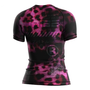 Camiseta de Protección Solar para Mujer Diseñada con Tela Elástica Transpirable que Combina Comodidad, Durabilidad y un Diseño Elegante para Deportes Marítimos y Acuáticos - Product Image 6