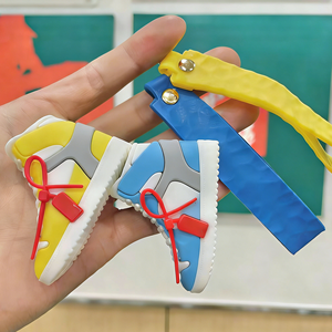 ขายส่ง รองเท้าผ้าใบ 3 มิติ พีวีซี พวงกุญแจรองเท้าจิ๋ว การ์ตูน พวงกุญแจ แจกตัวอย่างฟรี - Product Image 1