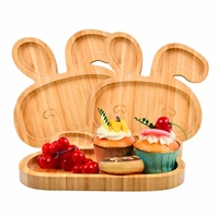 Plateau en bois en forme de lapin de Pâques avec compartiments pour collations, fruits, légumes et sauces pour les fêtes d'enfants