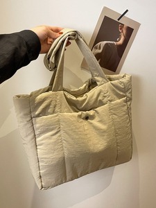 Sac fourre-tout matelassé en tissu de coton moelleux, personnalisé et brodé, de haute qualité, pour le bureau, en promotion directe usine - Product Image 5
