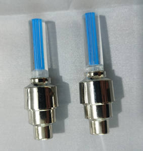 YOUME 2 pièces Lumières LED pour valve <span class=keywords><strong>de</strong></span> <span class=keywords><strong>pneu</strong></span> <span class=keywords><strong>de</strong></span> vélo, lampe torche pour rayons <span class=keywords><strong>de</strong></span> roue, accessoires avec alimentation par batterie pour vélo, voiture, moto - Product Image 5