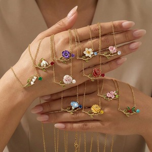 Collar de 12 Meses con Ramas de Flores Esmaltadas, <span class=keywords><strong>Perlas</strong></span> de Cristal y Cadena Dorada, Joyería Floral para Mujer, Regalo Apilable para Cumpleaños o Mes de Nacimiento - Product Image 2