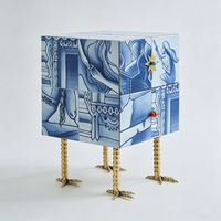 Table de Chevet de Luxe Peinte à la Main pour Villas, Manoirs et Rangement Domestique – Table d'Appoint Artistique Haut de Gamme en Laiton, Conçue par des Designers
