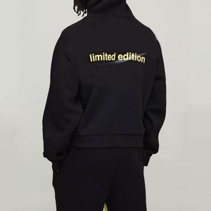 Sweat-shirt noir court à fermeture éclair intégrale avec panneau latéral jaune vif, pantalon de survêtement évasé contrastant, ensemble deux pièces personnalisé pour homme - Product Image 3