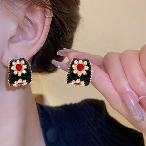 Boucles d'oreilles pendantes géométriques en forme de goutte d'huile de perle d'aiguille d'argent, design frais et élégant, tempérament doux, acier inoxydable doré - Product Image 2